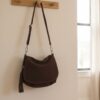 sac besace en daim rabat avec pompon style intemporel couleur chocolat