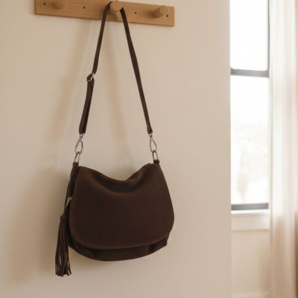 sac besace en daim rabat avec pompon style intemporel couleur chocolat