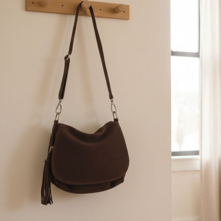 sac besace en daim rabat avec pompon style intemporel couleur chocolat