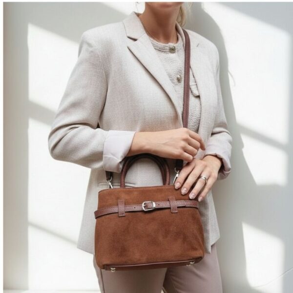 sac en daim format compact à bandoulière marron