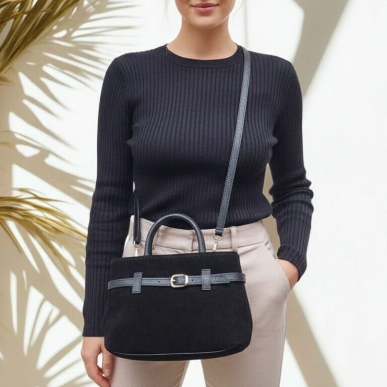 sac en daim noir porté épaule ou main avec ceinture cuir
