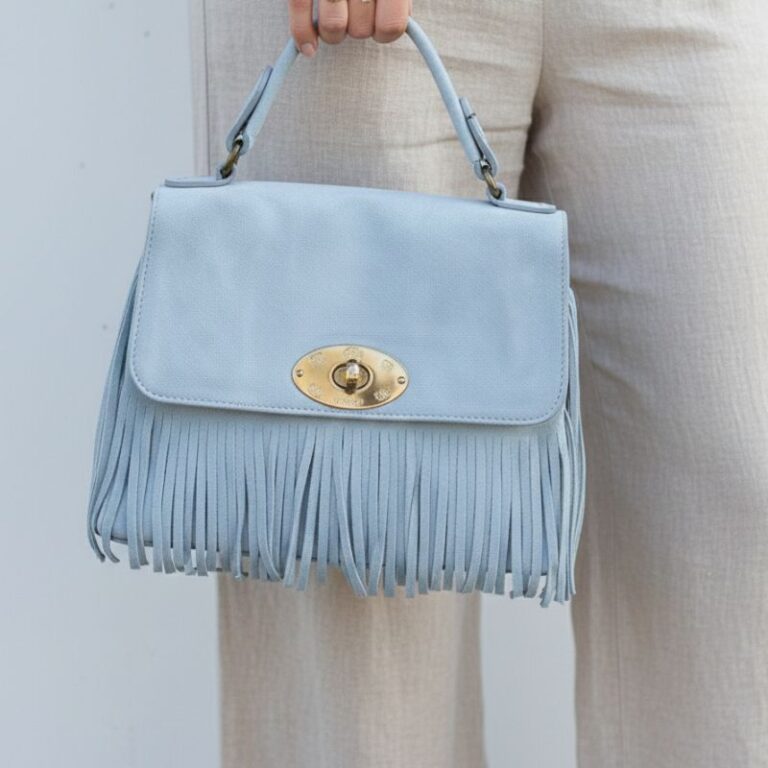 sac en daim avec franges couleur bleu ciel style boheme chic
