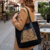 cabas en daim couleur noir empiècement imprimé léopard made in italy