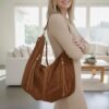 sac forme hobo en daim couleur camel fabrication italienne haute qualité