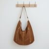 sac forme hobo en daim couleur camel fabrication italienne haute qualité