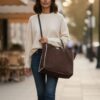 sac cabas femme en cuir suédé café et pochette polaire amovible