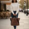 sac cabas femme en cuir suédé café et pochette polaire amovible