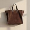 sac cabas chic et doux en cuir suédé café pour l’hiver