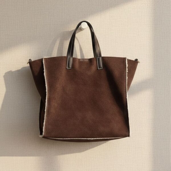 sac cabas chic et doux en cuir suédé café pour l’hiver
