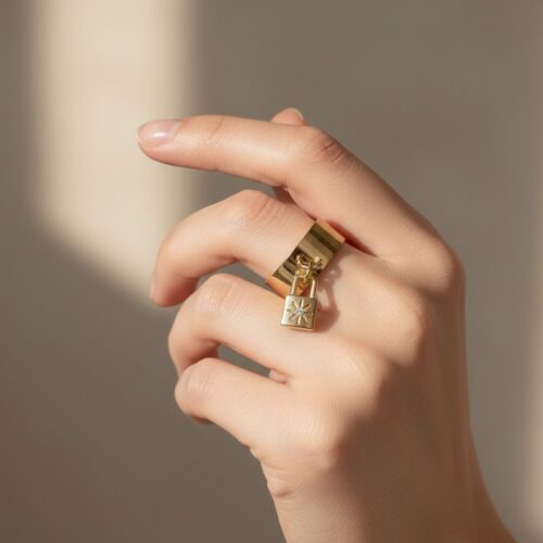 bague acier doré breloque cadenas avec strass au centre bijou mile mila