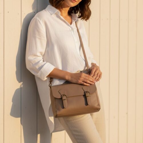 Le sac besace Basic, c’est la pièce simple et bien faite que l’on porte sans réfléchir. Confectionné en cuir pleine fleur et doublé textile, il a ce toucher souple et cette tenue parfaite qui font la différence au quotidien.