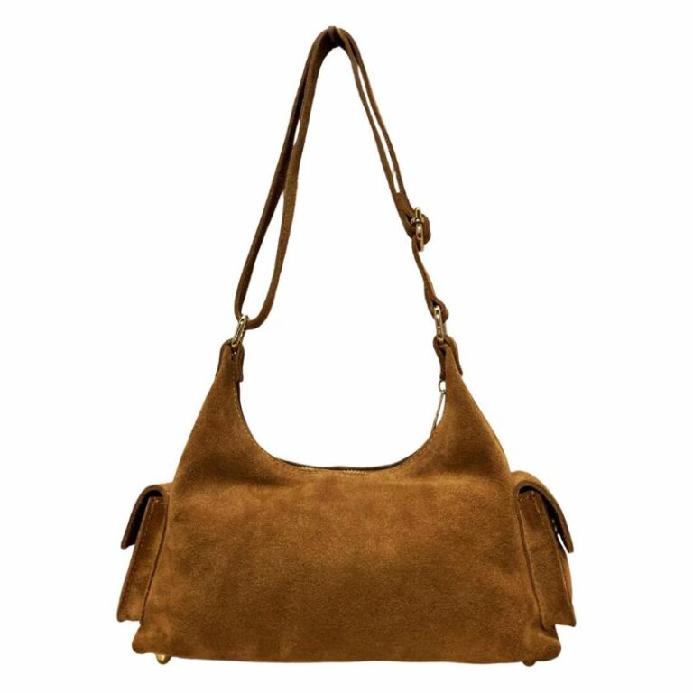 Sac en cuir suède multipoche Sienna porté à l’épaule, style chic et décontracté couleur camel
