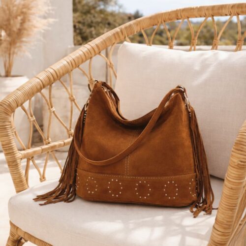 sac Lucile camel à franges en cuir suédé ou daim, porté épaule, avec détail doré à la base