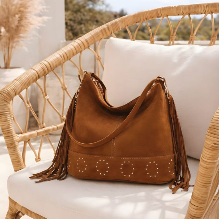 sac Lucile camel à franges en cuir suédé ou daim, porté épaule, avec détail doré à la base