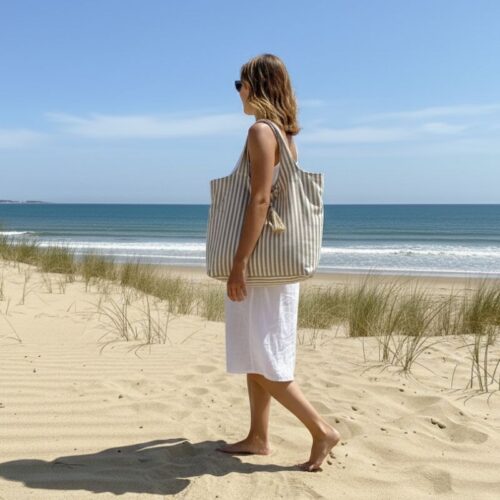 Cap sur l’été avec le sac de plage Marinella. Ses rayures camel et blanc évoquent les tons chauds du sable et les fins de journée dorées face à l’océan. Son format généreux vous permet de tout glisser facilement, des indispensables plage aux essentiels des enfants.