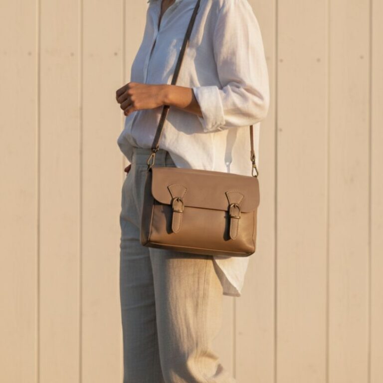 Le sac besace Basic, c’est la pièce simple et bien faite que l’on porte sans réfléchir. Confectionné en cuir pleine fleur et doublé textile, il a ce toucher souple et cette tenue parfaite qui font la différence au quotidien.