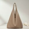 sac en cuir grainé pleine fleur couleur taupe forme hobo