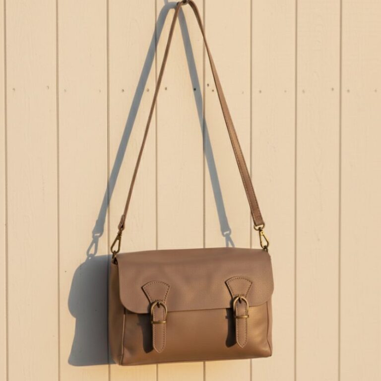 Le sac besace Basic, c’est la pièce simple et bien faite que l’on porte sans réfléchir. Confectionné en cuir pleine fleur et doublé textile, il a ce toucher souple et cette tenue parfaite qui font la différence au quotidien.