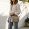 sac besace cuir souple couleur beige porté croisé