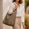 Sac en cuir grainé forme hobo style décontracté chic couleur taupe
